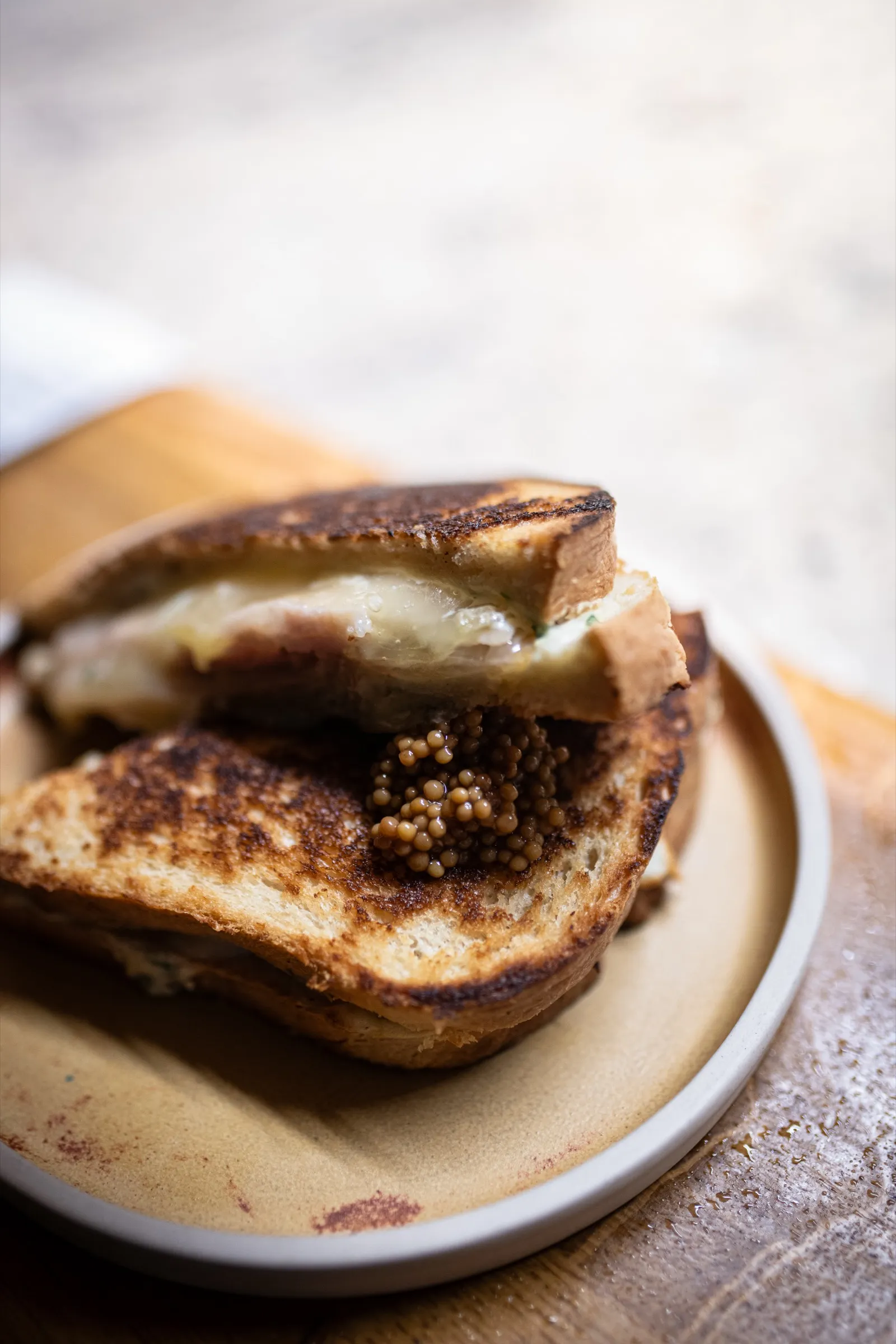 Croque-monsieur au pain de campagne et pickles de moutarde
