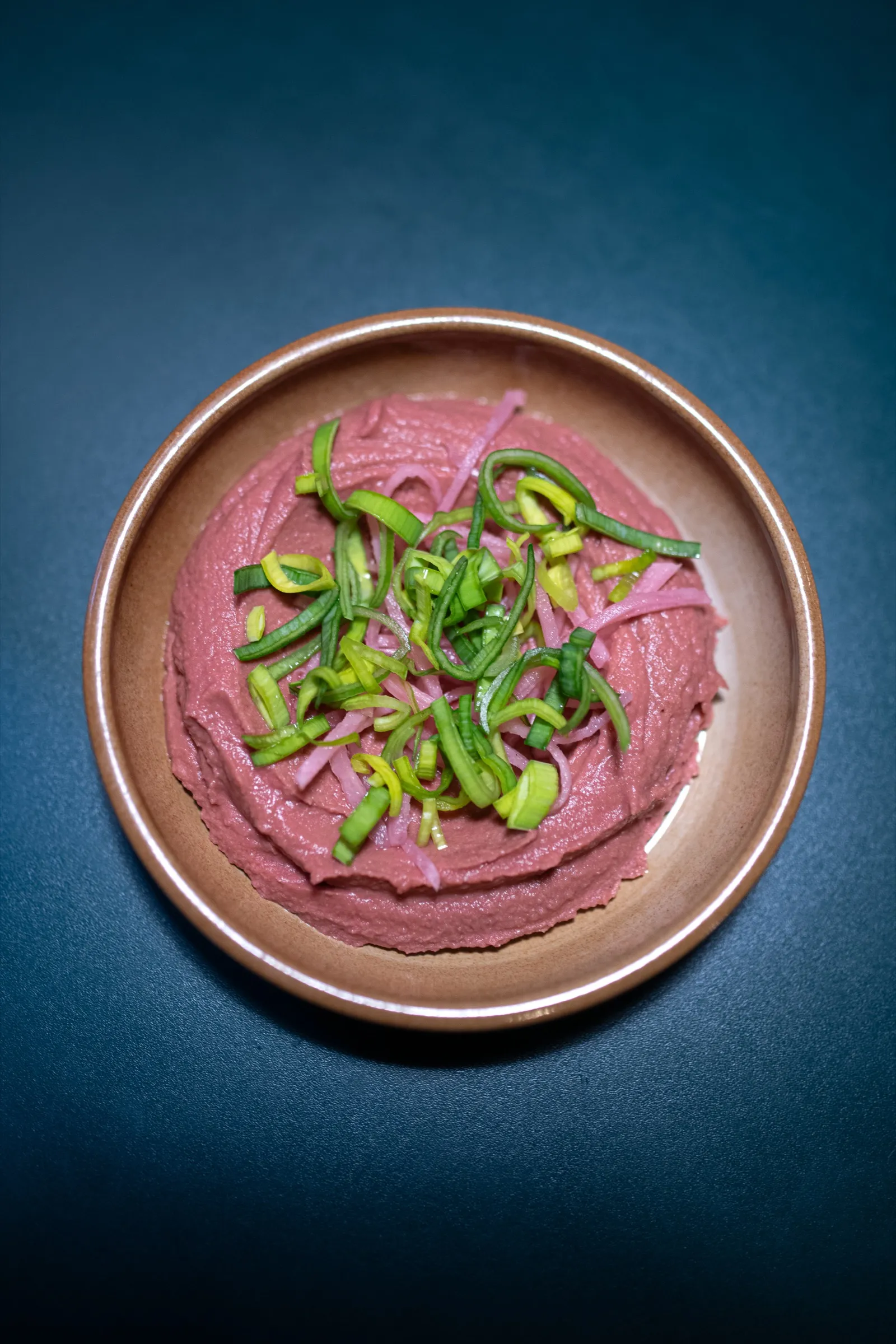 Houmous de betterave, jeunes poireaux et oignons rouges