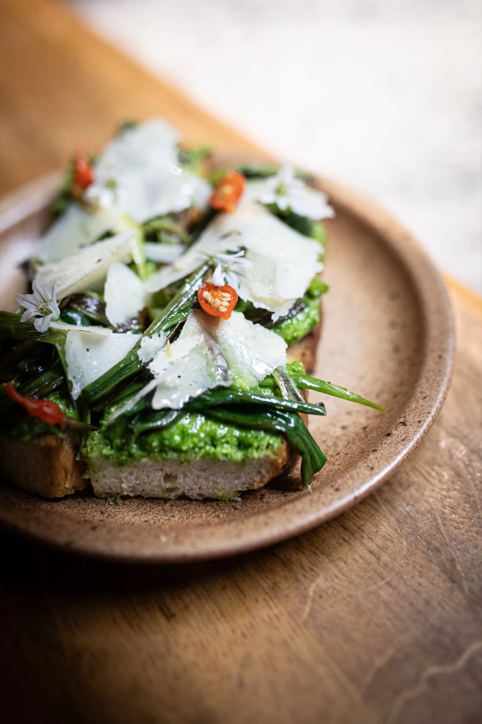 Tartine de pesto d’ail des ours, copeaux de fromage et piment
